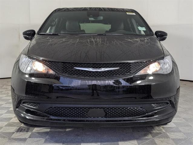 Photo of 2025 Diamond Black Chrysler Voyager