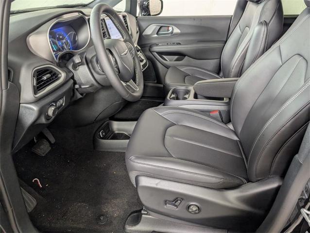 Photo of 2025 Diamond Black Chrysler Voyager