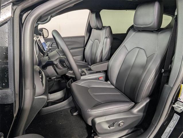 Photo of 2025 Diamond Black Chrysler Voyager