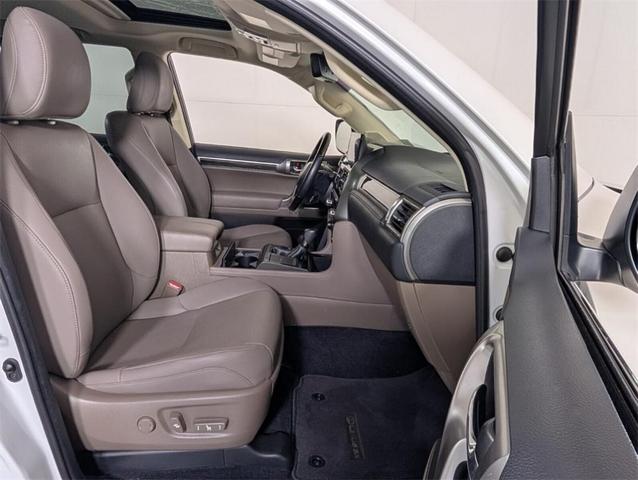 Photo of 2022 White Lexus GX 460