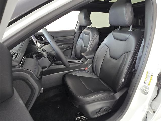 Photo of 2025 Bright White Clearcoat Jeep Compass