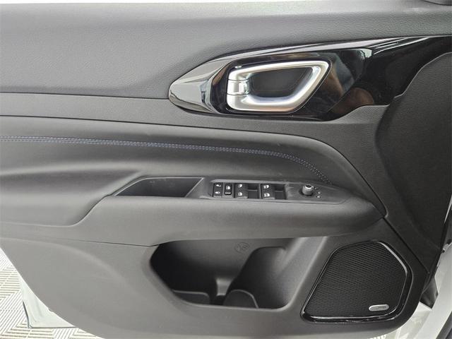 Photo of 2025 Bright White Clearcoat Jeep Compass