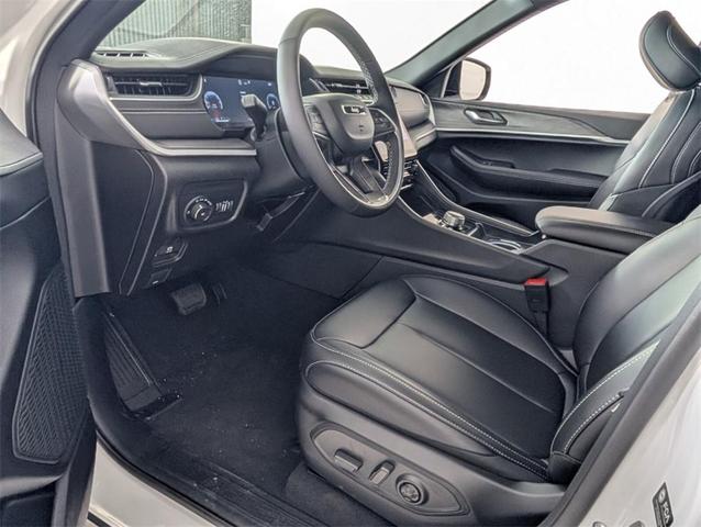 Photo of 2025 Bright White Clearcoat Jeep Grand Cherokee