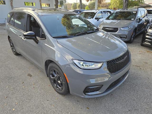 Photo of 2025 Ceramic Gray Clearcoat Chrysler Pacifica Hybrid