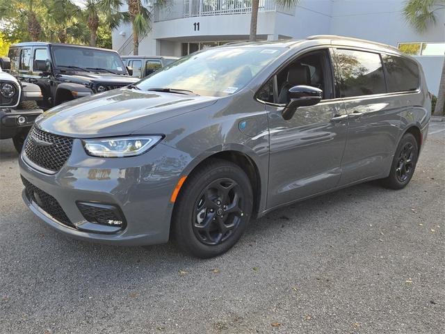 Photo of 2025 Ceramic Gray Clearcoat Chrysler Pacifica Hybrid