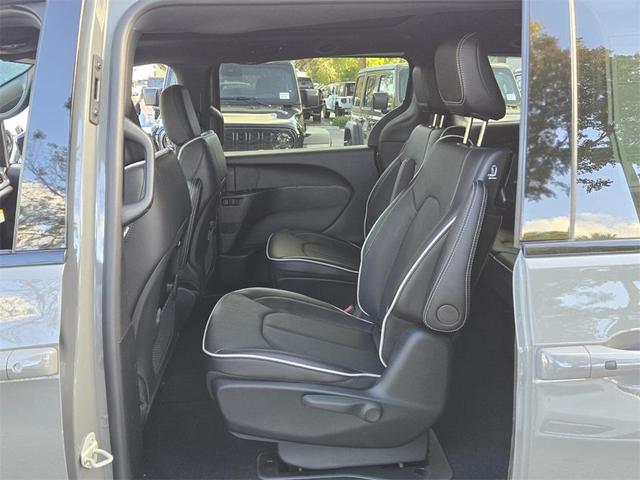 Photo of 2025 Ceramic Gray Clearcoat Chrysler Pacifica Hybrid
