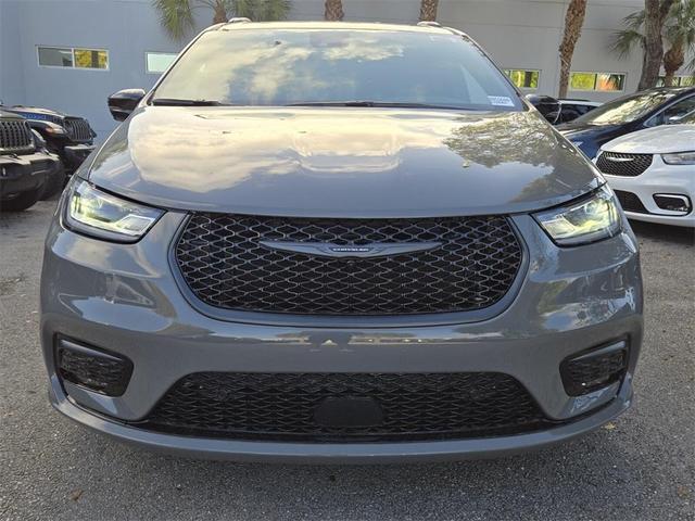 Photo of 2025 Ceramic Gray Clearcoat Chrysler Pacifica Hybrid