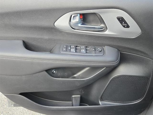 Photo of 2025 Ceramic Gray Clearcoat Chrysler Pacifica Hybrid