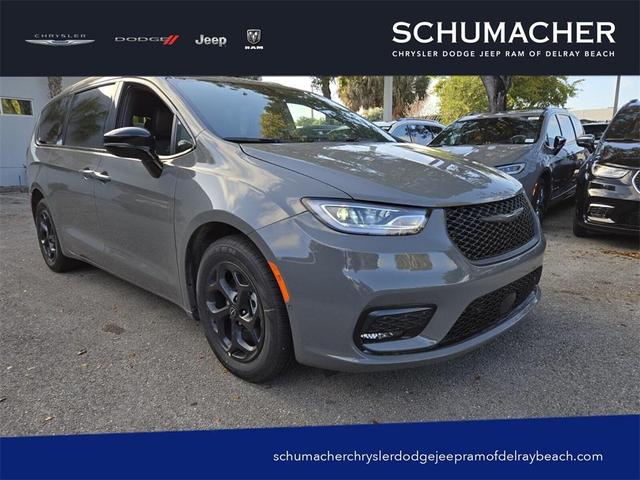 Photo of 2025 Ceramic Gray Clearcoat Chrysler Pacifica Hybrid