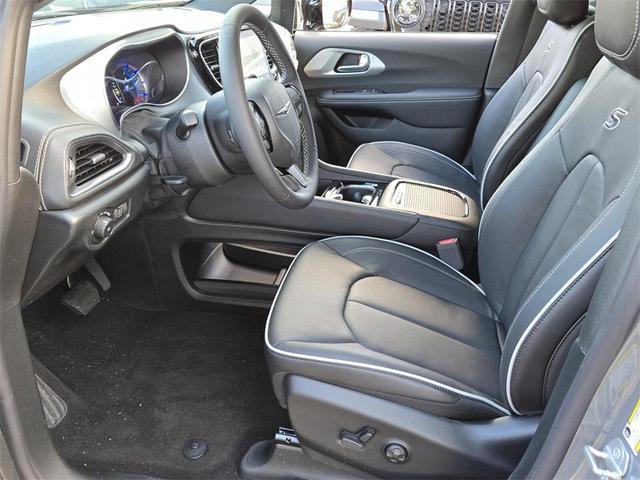 Photo of 2025 Ceramic Gray Clearcoat Chrysler Pacifica Hybrid