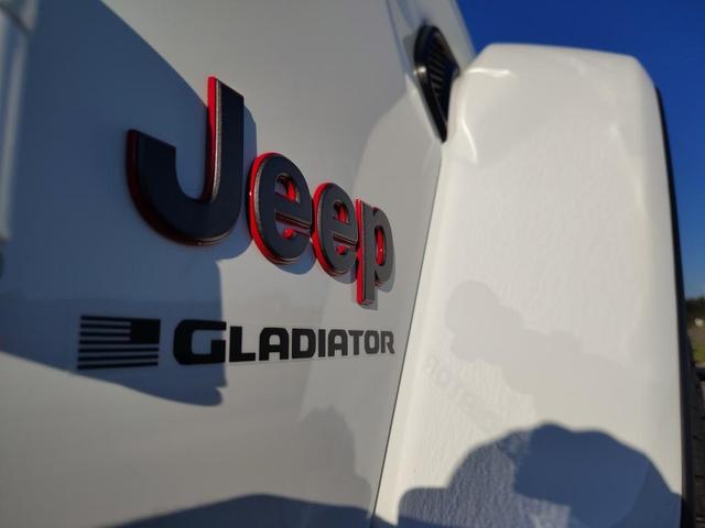 Photo of 2025 Bright White Clearcoat Jeep Gladiator