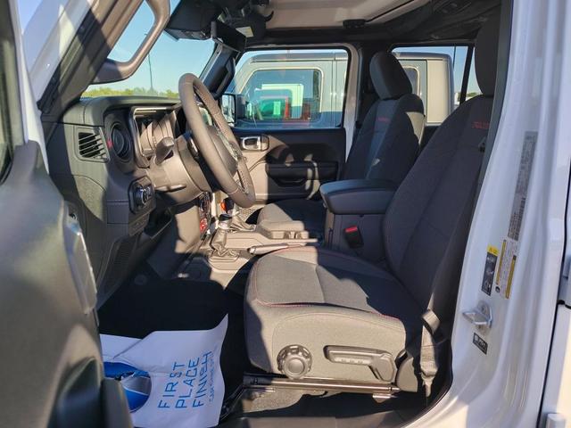 Photo of 2025 Bright White Clearcoat Jeep Gladiator