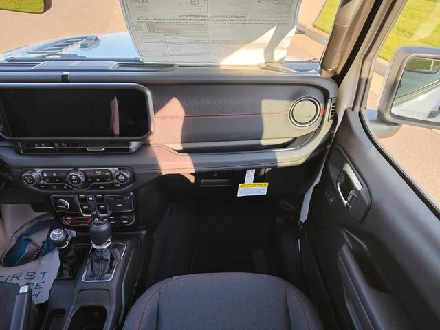 Photo of 2025 Bright White Clearcoat Jeep Gladiator