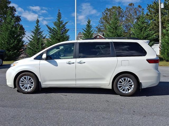 Photo of 2017 Blizzard Pearl Toyota Sienna
