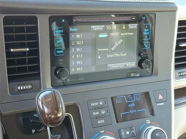 Photo of 2017 Blizzard Pearl Toyota Sienna