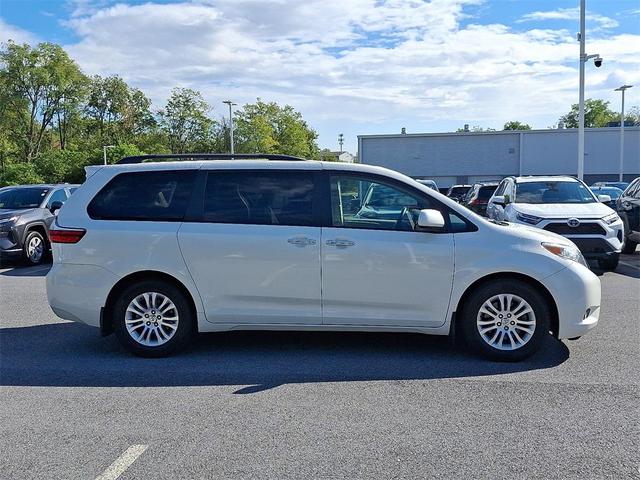 Photo of 2017 Blizzard Pearl Toyota Sienna