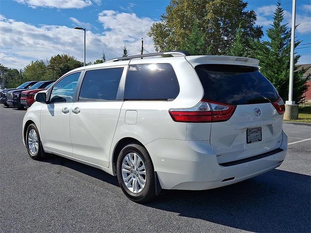 Photo of 2017 Blizzard Pearl Toyota Sienna