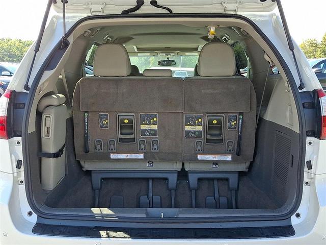 Photo of 2017 Blizzard Pearl Toyota Sienna