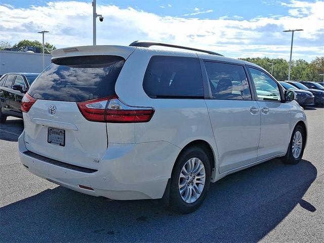 Photo of 2017 Blizzard Pearl Toyota Sienna