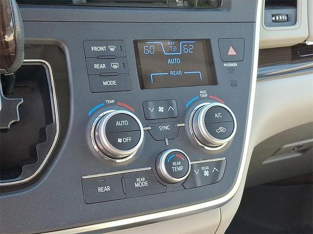 Photo of 2017 Blizzard Pearl Toyota Sienna