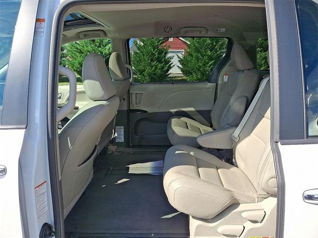 Photo of 2017 Blizzard Pearl Toyota Sienna