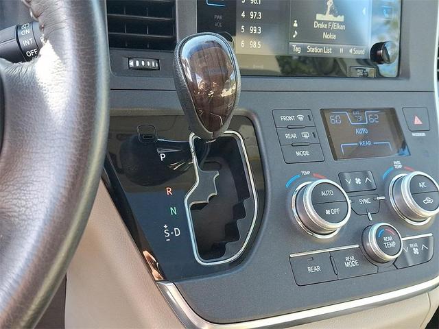 Photo of 2017 Blizzard Pearl Toyota Sienna