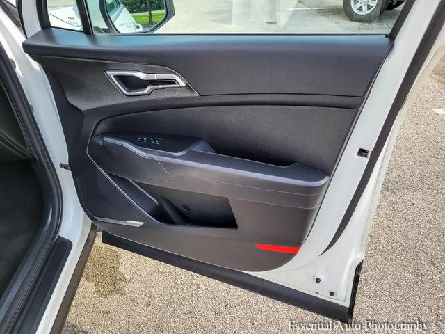 Photo of 2024 Snow White Pearl Kia Sportage