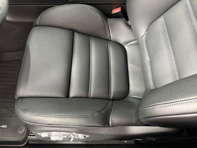 Photo of 2025 Gentian Blue Metallic Porsche Macan