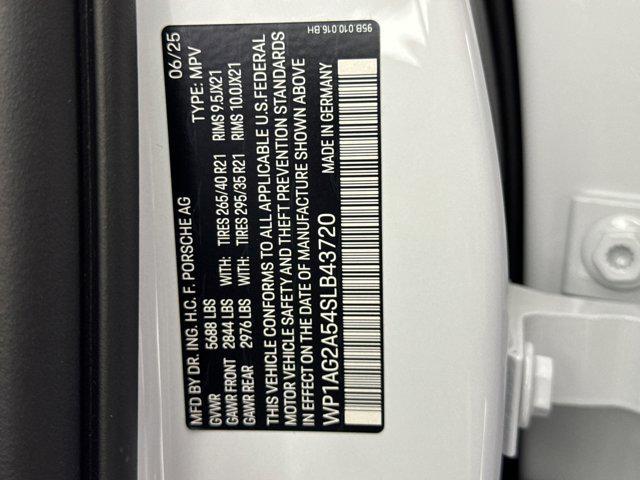 Photo of 2025 Carrara White Metallic Porsche Macan