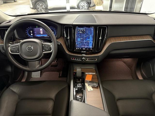 Photo of 2022 Onyx Black Metallic Volvo XC60