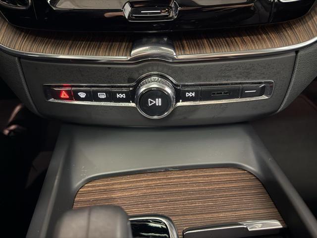 Photo of 2022 Onyx Black Metallic Volvo XC60
