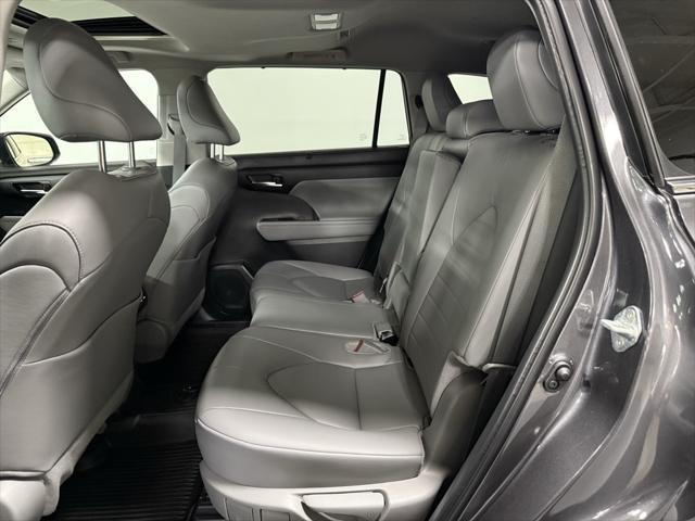 Photo of 2024 Magnetic Gray Metallic Toyota Highlander