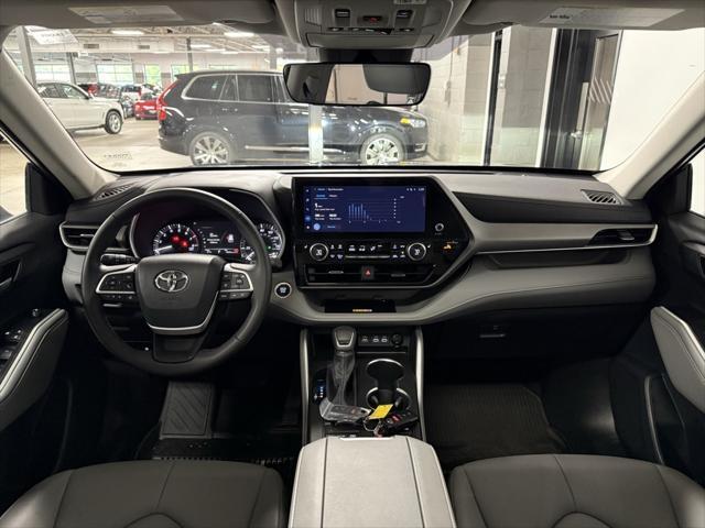 Photo of 2024 Magnetic Gray Metallic Toyota Highlander