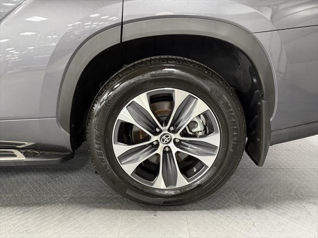 Photo of 2024 Magnetic Gray Metallic Toyota Highlander