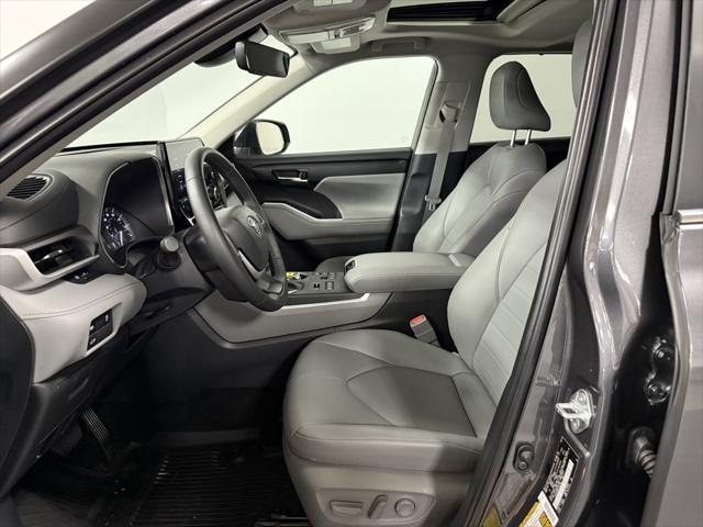Photo of 2024 Magnetic Gray Metallic Toyota Highlander