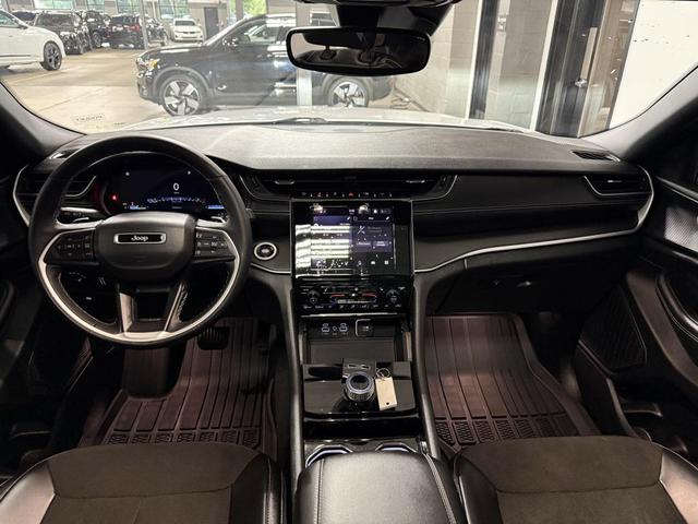 Photo of 2023 Bright White Clearcoat Jeep Grand Cherokee L
