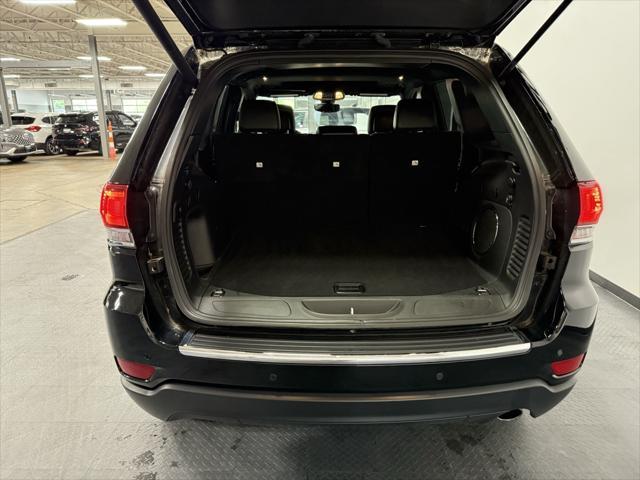 Photo of 2022 Diamond Black Crystal Pearlcoat Jeep Grand Cherokee