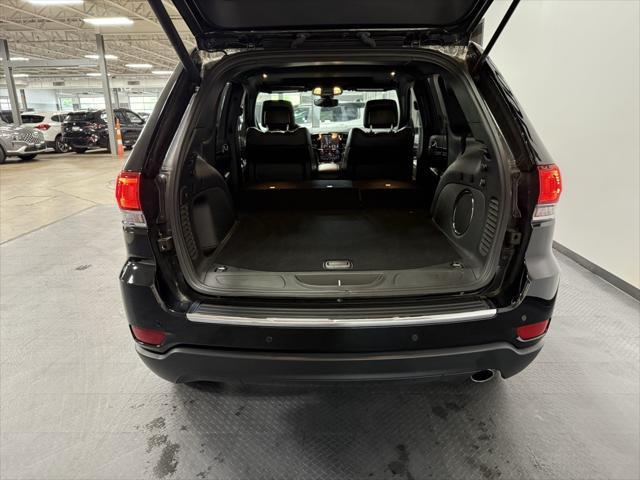 Photo of 2022 Diamond Black Crystal Pearlcoat Jeep Grand Cherokee
