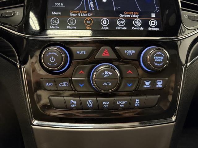 Photo of 2022 Diamond Black Crystal Pearlcoat Jeep Grand Cherokee