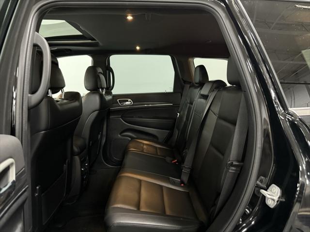 Photo of 2022 Diamond Black Crystal Pearlcoat Jeep Grand Cherokee