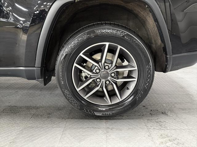 Photo of 2022 Diamond Black Crystal Pearlcoat Jeep Grand Cherokee