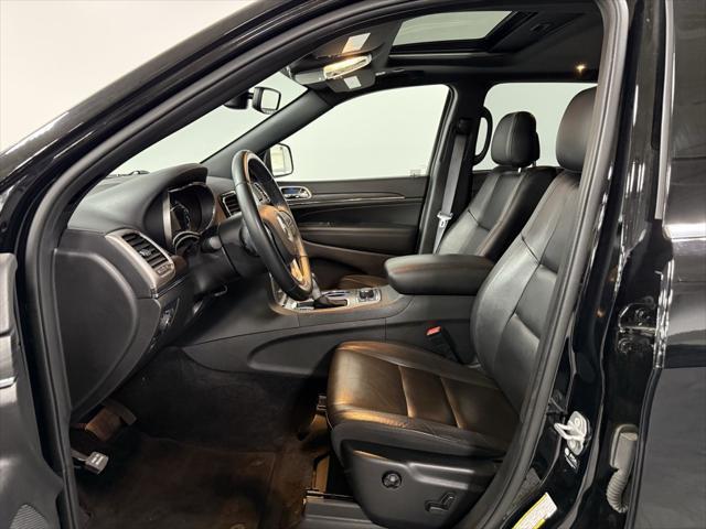 Photo of 2022 Diamond Black Crystal Pearlcoat Jeep Grand Cherokee