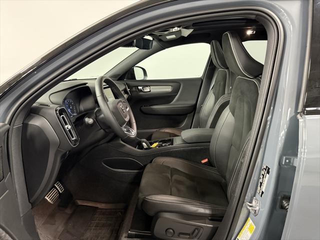 Photo of 2022 Thunder Grey Metallic Volvo XC40