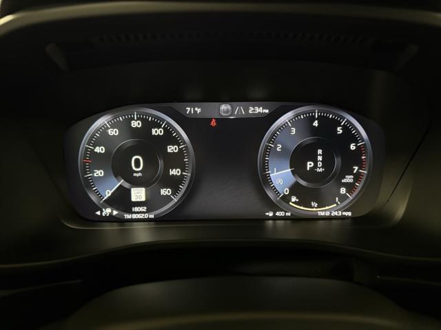 Photo of 2022 Thunder Grey Metallic Volvo XC40