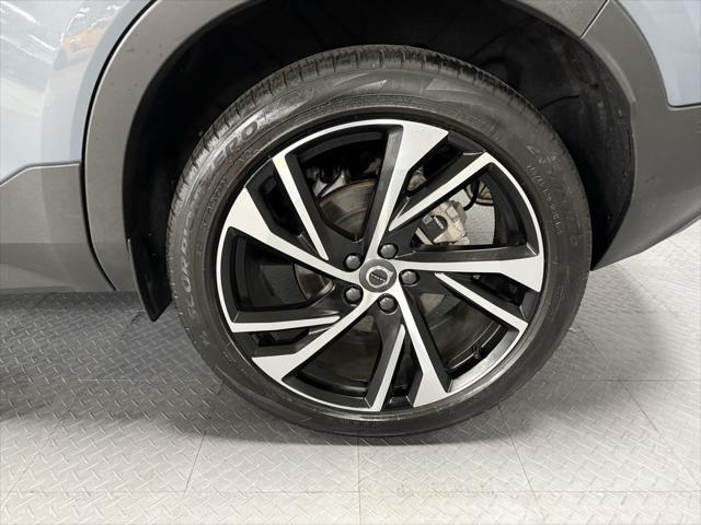 Photo of 2022 Thunder Grey Metallic Volvo XC40