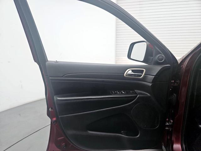 Photo of 2016 Red Jeep Grand Cherokee