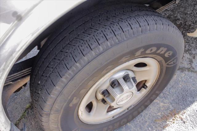 Photo of 2018 Summit White Chevrolet Express 2500