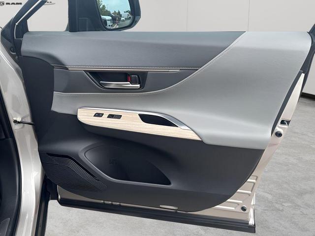 Photo of 2024 Titanium Glow Toyota Venza