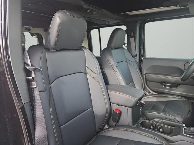 Photo of 2025 Black Clearcoat Jeep Wrangler