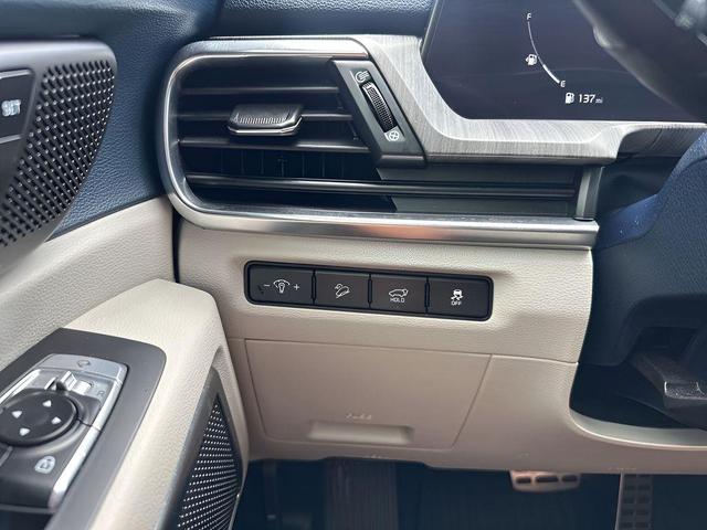 Photo of 2024 Glacial White Pearl Kia Telluride